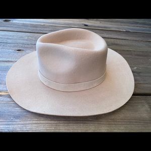 Wyeth River Fedora
Wonderful band 
adjustable
New